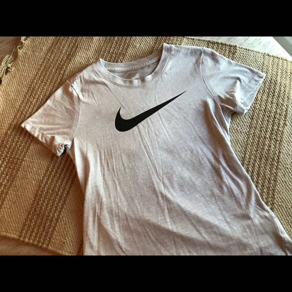 Womens Nike Tee NWOT